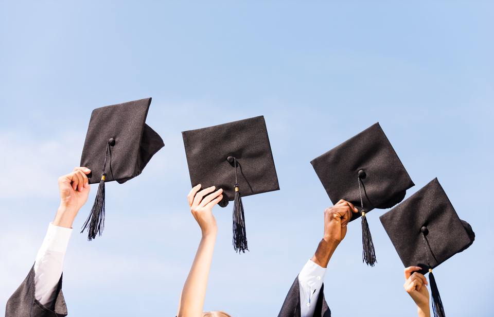 Étudiants-et-jeunes-diplômés-rester-aux-EAU-après-les-études.jpg